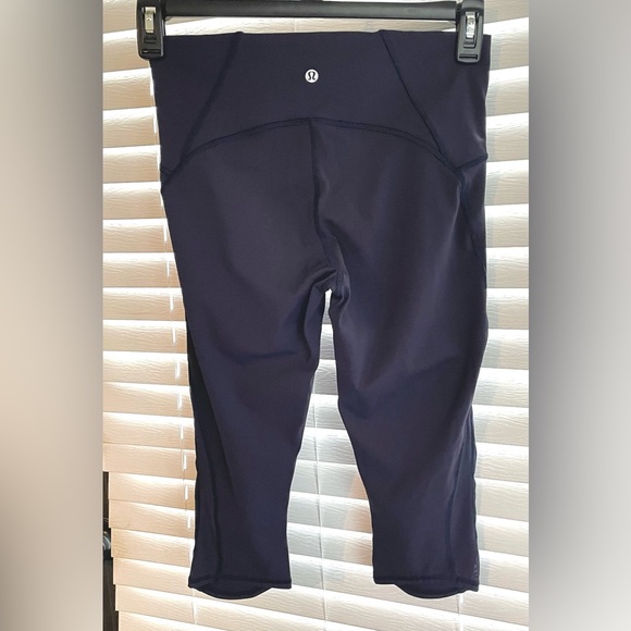 Lululemon High Rise Crop Luxtreme Workout Leggings - True Navy - Size 8 - Picture 2 of 6
